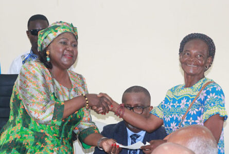 Le gouverneur de la province de l’Estuaire, Marie-Françoise Dikoumba, remettant un chèque à une bénéficiaire, le 11 septembre 2026.  © GabonReview