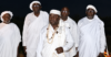 Sa Majesté Marcel Tâ NKombouet, ‘roi’ des Benga, entouré de notables de la communauté lors du rituel traditionnel de bénédiction organisé au Cap Estérias, à la veille de l’inauguration annoncée du complexe universitaire. © GabonReview (capture d’écran)