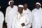 Sa Majesté Marcel Tâ NKombouet, ‘roi’ des Benga, entouré de notables de la communauté lors du rituel traditionnel de bénédiction organisé au Cap Estérias, à la veille de l’inauguration annoncée du complexe universitaire. © GabonReview (capture d’écran)