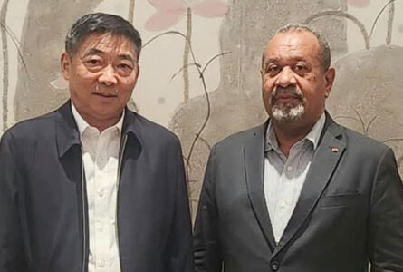 Le président du CESEC, Guy Bertrand Mapangou et son homologue chinois, le 13 septembre 2026 à Shanghai.  © D.R.
