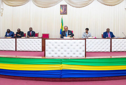 Au CESEC, trois questions pour une même idée du Gabon : soigner les vivants, protéger la terre et faire une place aux ancêtres dans la République. © Facebook
