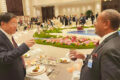 Le verre de l’amitié entre les deux hommes, le 14 septembre 2026 à Hangzhou.  © D.R.