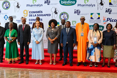 Photo de famille à l’ouverture du 9e Congrès de la SOGAPED à Libreville, où près de 400 spécialistes sont réunis autour d’un même défi : améliorer concrètement la survie et la prise en charge de l’enfant gabonais. © GabonReview