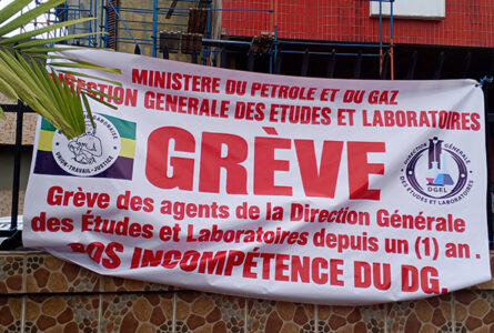 ‎La nouvelle banderole des agents de la DGEL fustigeant l'incompétence du DG. © GabonReview