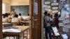 Entre l’école qui informe et les réseaux qui brouillent les repères, l’éducation à la santé sexuelle place la jeunesse gabonaise au cœur d’un choix: apprendre pour mieux se protéger. © GabonReview