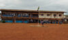 Quelques parents et élèves, dans une école de Libreville, lors de la rentrée scolaire 2026-2027. © D.R.
