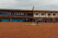 Quelques parents et élèves, dans une école de Libreville, lors de la rentrée scolaire 2026-2027. © D.R.