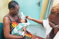 Dépistage d’un bébé lors de la campagne, le 3 septembre 2026 à Port-Gentil. © GabonReview