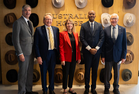 Maurice Ntossui Allogo, deuxième à partir de la droite, avec les partenaires de Gabon Infini à New York. Objectif : mobiliser des financements pour préserver la biodiversité et soutenir les revenus des communautés rurales. © D.R.