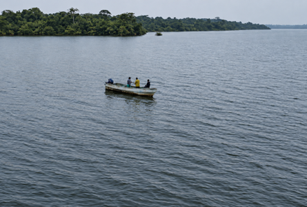 Derrière les terres rares de Maboumine, il y a aussi une autre richesse : les eaux, la pêche et les communautés que le projet ne devra pas sacrifier. © Mbolo Gabon