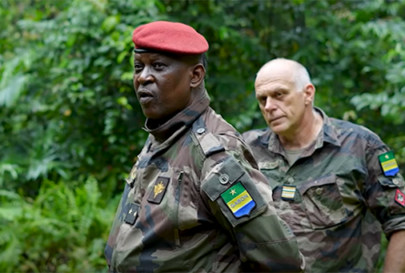 De Saint-Cyr à l’École d’état-major de Libreville, Guy-Pamphile Mouissi (à gauche) aura consacré plus de trois décennies à l’armée, au commandement et à la formation. © D.R.