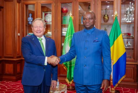Poignée de main entre Brice Clotaire Oligui Nguema et le patron de Fortescue, le 29 septembre 2026, à Libreville. © Com. présidentielle