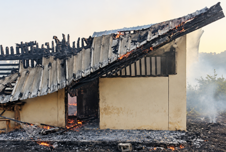 Toiture calcinée, salles ravagées : au lycée Daniel Kosse de Booué, la rentrée commence avec quatre classes en moins. © GabonReview