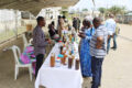 Les visiteurs suivant les explications d’un thérapeute lors de la Journée de la médecine traditionnelle à l’Iphametra. © GabonReview
