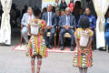 Le maire Eugène M’ba et les officiels suivant la prestation des participants à ce Village culturel. © D.R.