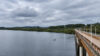 Le pont franchit la lagune. Le projet de port de Mayumba doit encore franchir le cap des études, dans une carte minière redessinée. © Oprag