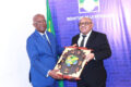 Le médiateur Alexis Boutamba Mbina remettant un présent au chef de l’UNOCA, le 8 septembre 2026 Libreville.  © GabonReview