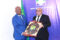 Le médiateur Alexis Boutamba Mbina remettant un présent au chef de l’UNOCA, le 8 septembre 2026 Libreville.  © GabonReview