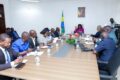 La ministre de la Fonction publique et du Renforcement des Capacités, Laurence Ndong, et les représentants de Dynamique Unitaire lors de la séance de travail. © D.R.