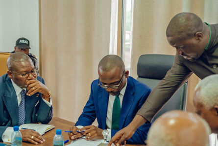Le ministre du Logement, Mays Mouissi, et le ministre des Travaux publics, Edgard Moukoumbi, devisant avec les représentants des populations impactées. © D.R.