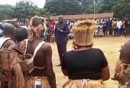 Oligui Nguema à Ontala, lors de son annonce fortuite de l’initiation prochaine de son gouvernement au Ndjobi. Après le serment républicain, le pouvoir à l’épreuve du sacré. © GabonReview (capture d’écran)
