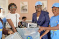 La présidente de la PASS, Koumba Mamaghi Birondou, procédant à la remise des kits à une bénéficiaire, le 30 août 2026.  © D.R.