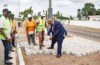 Le maire de Port-Gentil Pascal Houangni Ambouroue lançant les travaux de pavage. © Com. Mairie/Port-Gentil