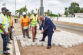Le maire de Port-Gentil Pascal Houangni Ambouroue lançant les travaux de pavage. © Com. Mairie/Port-Gentil