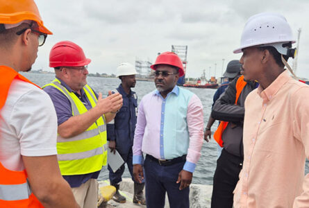 Le directeur général de l’OPRAG, Martin Boguikouma, visitant les travaux, le 10 septembre 2026 à Port-Gentil.  © D.R.