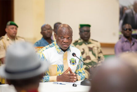 Cette rencontre du président Oligui Nguema avec les populations s’inscrit dans une démarche de proximité visant à confronter les orientations publiques aux réalités du terrain. © Communication présidentielle