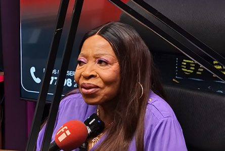Patience Dabany, de retour sous les projecteurs, affirme qu’elle entend continuer à chanter et à danser tant que sa voix et son souffle le lui permettront. © GabonReview (capture d’écran)