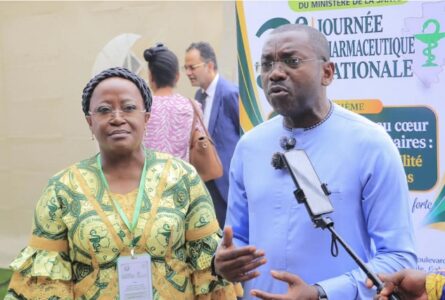 Le Dr Patience Ntogono Oke-Asseko, présidente de l’ONPG et le Directe de cabinet du ministre de la Santé. © D.R.
