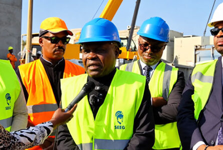 Le ministre Philippe Tonangoye lors de la réception des deux nouvelles turbines, le 8 septembre 2026 à Port-Gentil.  © GabonReview (Capture d’écran)