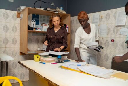 La ministre de la Santé, Pr Elsa Nkana Joséphine Ayo épouse Bivigou, lors de sa visite inopinée, inspectant les registres. © D.R.