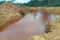 Vue de la rivière du village Kougouleu présentant une couleur rougeâtre à la suite de l’extraction de sable. © D.R.
