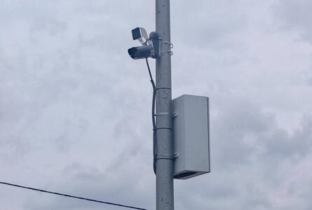 Contre les infractions routières, le gouvernement déploie des caméras dans le Grand Libreville. L’une d'elles sur la voie de contournement de l’aéroport de Libreville. © D.R.