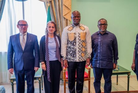 Des membres de la mission du FMI, dont Aliona Cebotari, avec Oligui Nguema, le 25 septembre 2026, à Port-Gentil.© D.R.