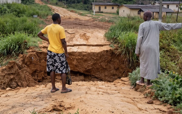 Aboumi : l’effondrement d’un axe routier isole la localité