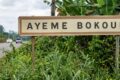 ‎Le panneau indiquant l'entrée de la localité Ayeme Bokoue. © D.R.