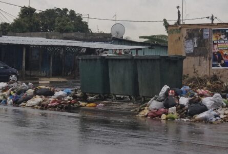 Dans plusieurs quartiers du Grand Libreville, les déchets côtoient des bacs à ordures vides (illustration). © GabonReview 
