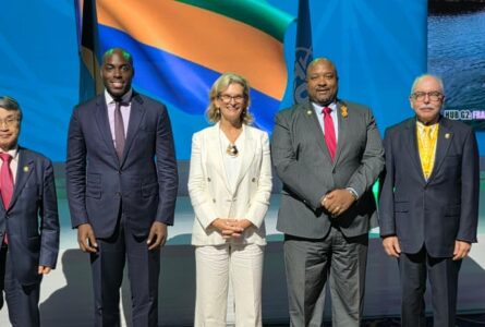 Mark-Alexandre Doumba (2e en partant de la gauche) a officialisé la candidature du Gabon, le 2 septembre 2026, lors du World Telecommunication/ICT Policy Forum 2026 (WTPF-26), à Nassau, aux Bahamas. © Com. MENDI