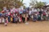 ‎Les enfants ayant reçu les kits scolaires. © D.R.
