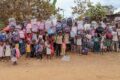‎Les enfants ayant reçu les kits scolaires. © D.R.
