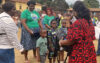 Un moment de la distribution des kits aux enfants de Ndendé. © D.R.