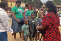 Un moment de la distribution des kits aux enfants de Ndendé. © D.R.
