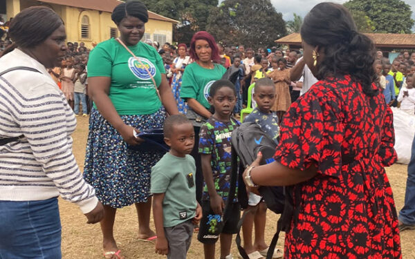 Rentrée scolaire : 2 500 kits distribués aux élèves du primaire à Ndendé