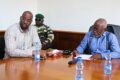 Le ministre de l'Industrie prenant des notes, lors de l'échange avec le personnel. © GabonReview/Capture d'écran