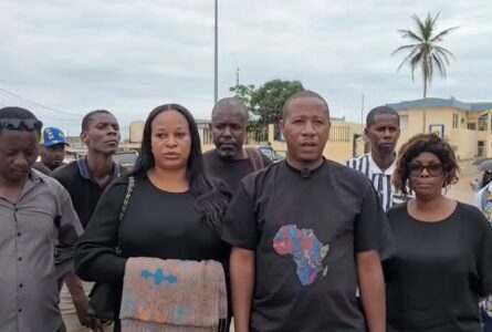 Des membres du MNVG et leur leader, le 3 septembre 2026, devant le ministère de la Fonctio publique. © GabonReview (capture d’écran)