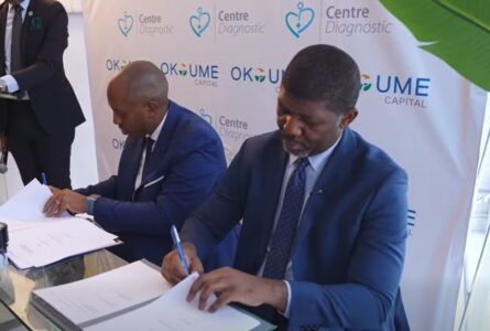 Moment de la signature avec les deux responsables. (capture d'écran). © GabonReview
