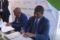 Moment de la signature avec les deux responsables. (capture d'écran). © GabonReview